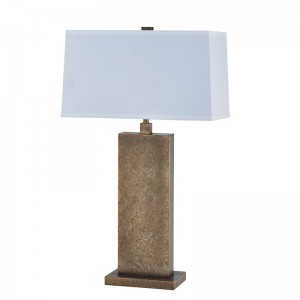 Декоративна антична желязна лампа за маса при влизане на обществено пространство